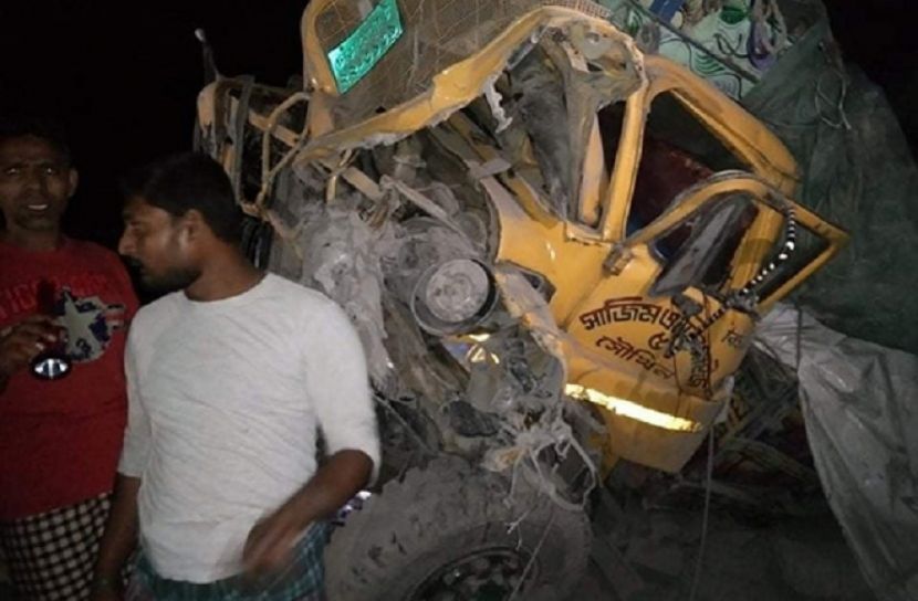খুলনায় ট্রেন-ট্রাক সংঘর্ষ