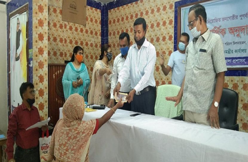 নড়াইলে পুনর্বাসিত ভিক্ষুকদের মাঝে অর্থ বিতরণ
