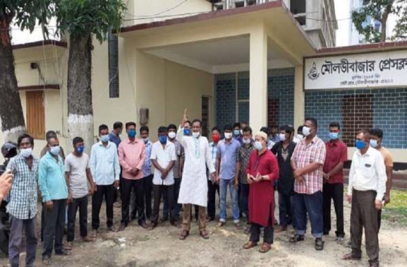 মৌলভীবাজারে গণপরিবহন চালুর দাবিতে বিক্ষোভ 