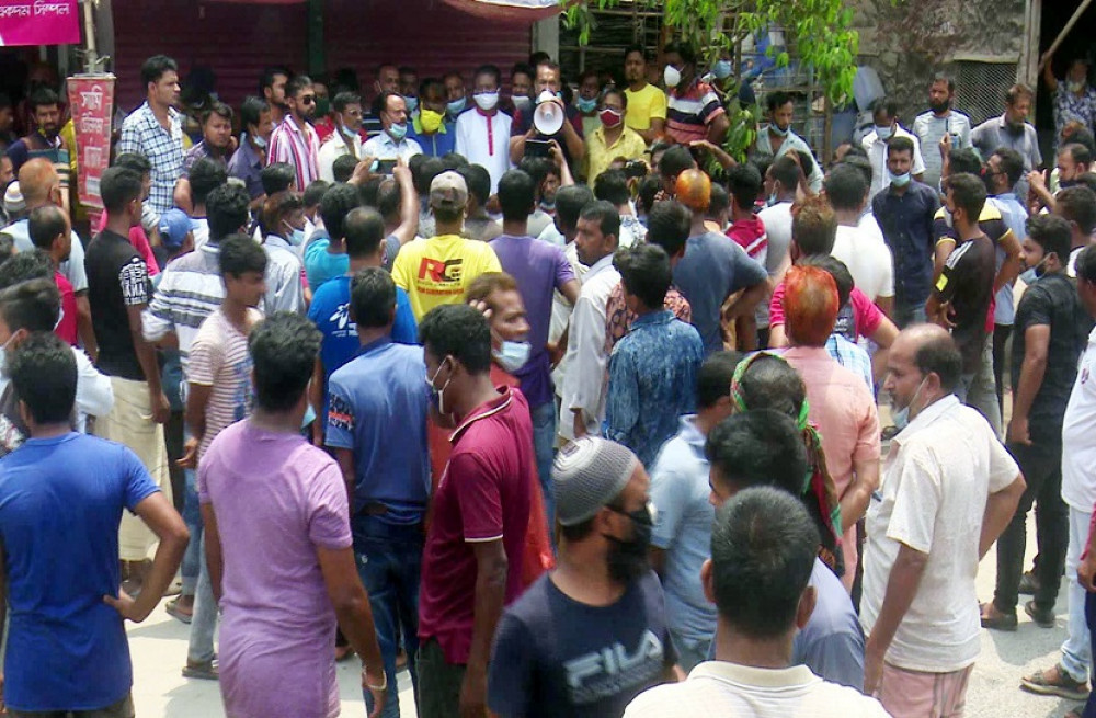 খুলনায় গণপরিবহন চালুর দাবিতে শ্রমিক বিক্ষোভ
