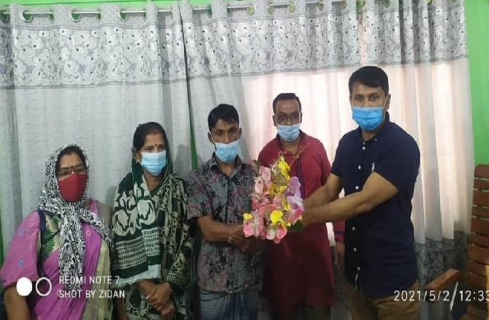 মাদক ব্যবসা না করার প্রতিশ্রুতি, ওসির ফুলেল শুভেচ্ছা 