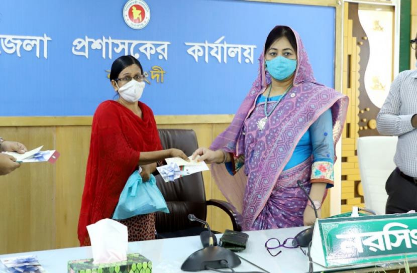 নরসিংদীতে প্রধানমন্ত্রীর উপহার বিতরণ