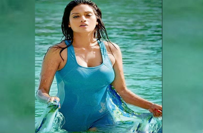 নুসরাতের অভিনব প্রতিবাদ