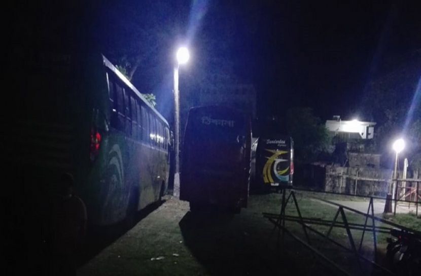 বিধিনিষেধ উপেক্ষা করে দূরপাল্লার বাস চলাচল  