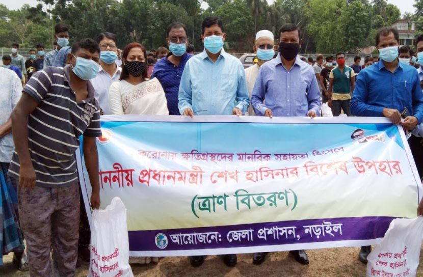 নরসুন্দরদের মাঝে প্রধানমন্ত্রীর উপহার বিতরণ