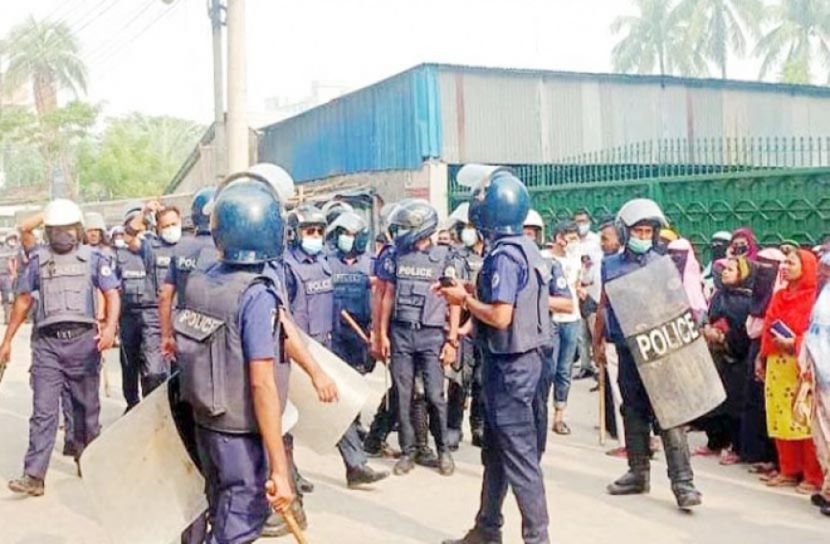 বেতনের দাবিতে শ্রমিকদের বিক্ষোভে পুলিশের লাঠিচার্জ