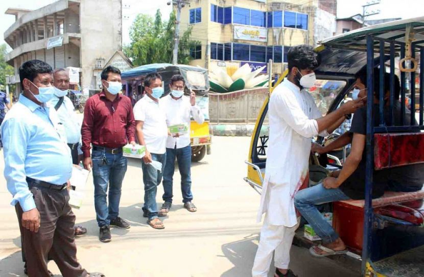 খাগড়াছড়িতে মাস্ক ও হ্যান্ড স্যানিটাইজার বিতরণ