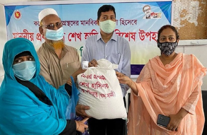খুলনার বিভিন্ন জেলায় ত্রাণ বিতরণ