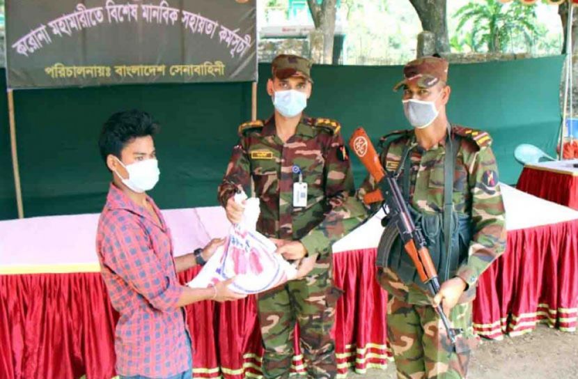 মহালছড়িতে সেনাবাহিনীর খাদ্যসামগ্রী বিতরণ