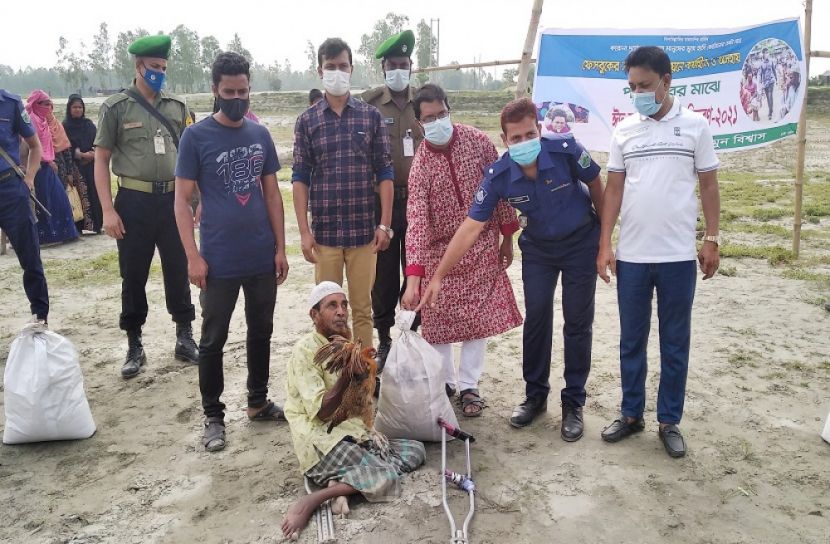 বেলকুচিতে দুস্থদের মাঝে ঈদ সামগ্রী বিতরণ 