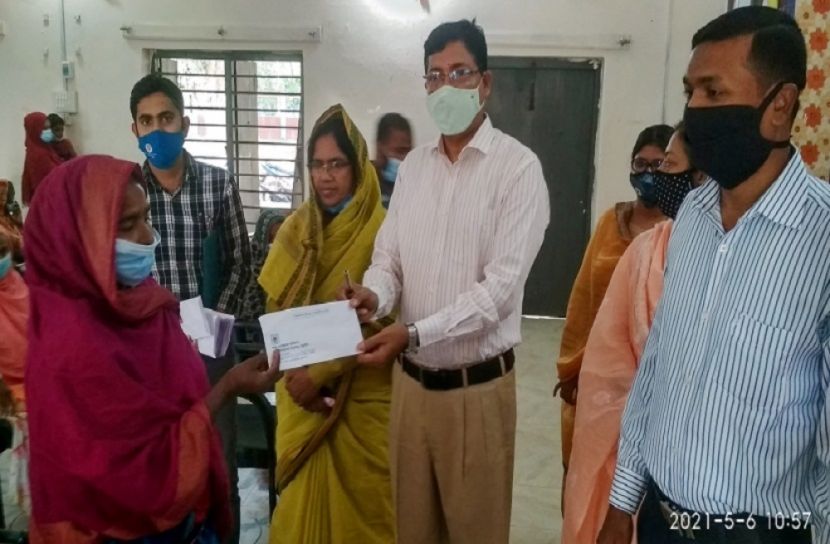 ঈদ উপহার পেলো পুনর্বাসিত ভিক্ষুকরা 