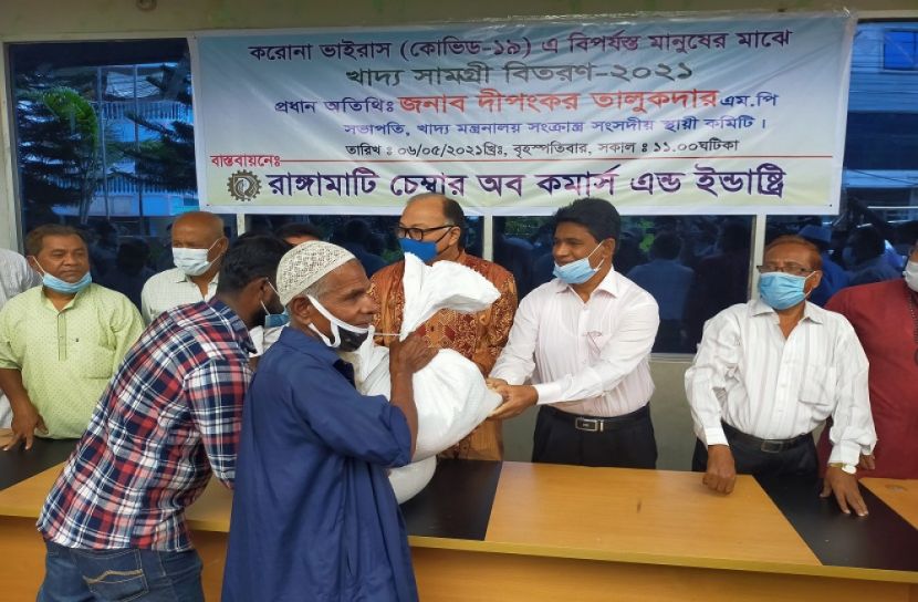 রাঙামাটিতে খাদ্য সামগ্রী বিতরণ