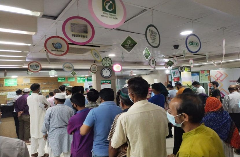 ঈদের আগে ব্যাংকে উপচে পড়া ভিড়