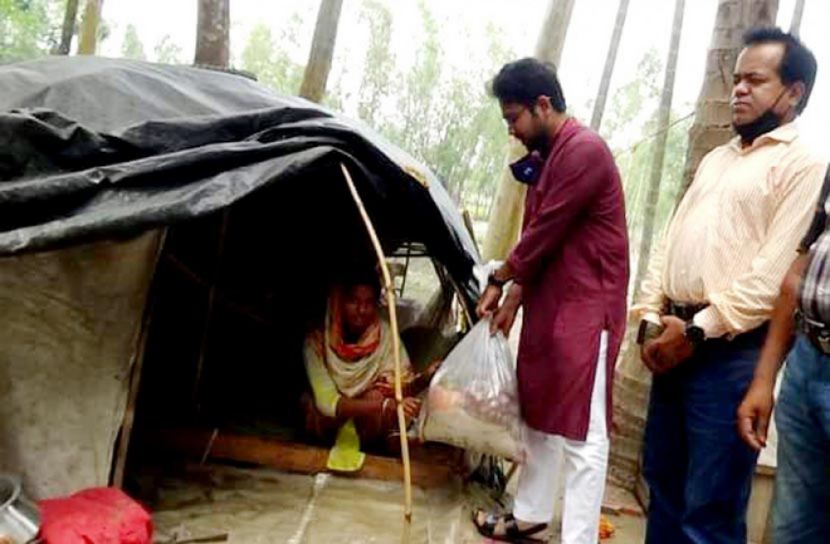 বেদে সম্প্রদায়কে খাদ্য উপহার দিলেন ইউএনও রাফিউল 