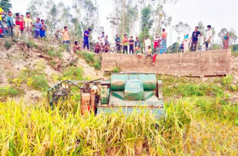 ধান মাড়াই মেশিন উল্টে প্রাণ গেল চালকের