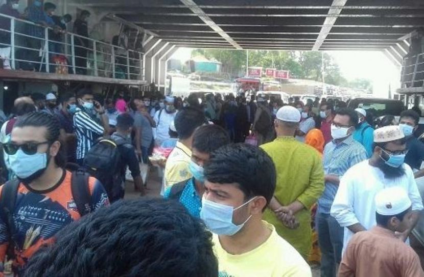 পাটুরিয়া-দৌলতদিয়া নৌরুটে ঈদে ঘরে ফেরা মানুষের ঢল