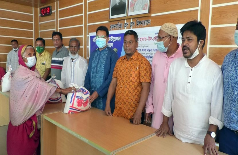 ৫শ' মানুষের মাঝে ঈদ সামগ্রী বিতরণ