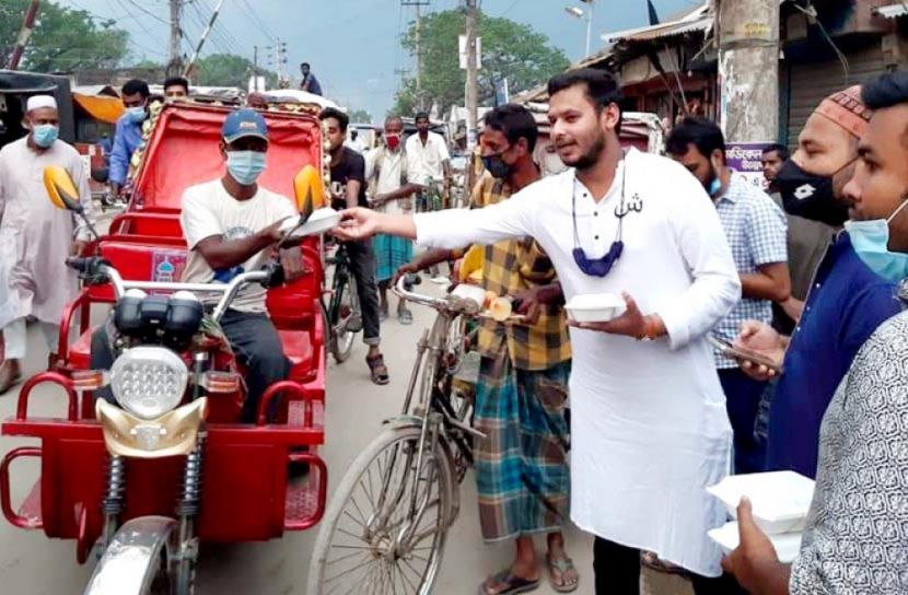 প্রতিদিন ইফতার হাতে গাইবান্ধার রাস্তা-ঘাটে ছাত্রলীগ নেতারা