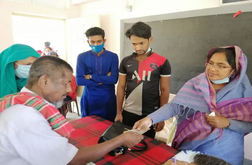 নড়াইলে দুস্থদের মাঝে নগদ অর্থ বিতরণ