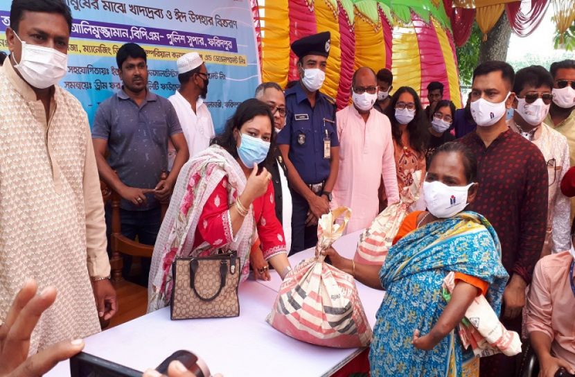 প্রতিবন্ধীদের মাঝে ঈদ উপহার বিতরণ