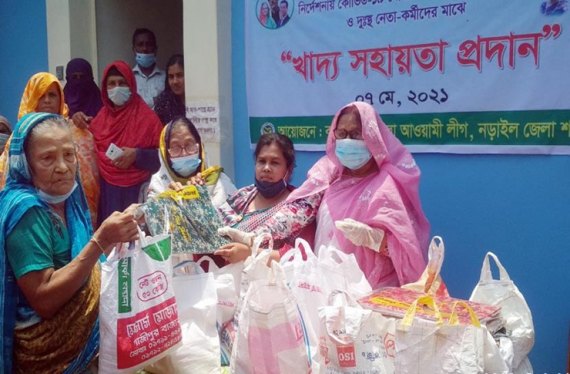 নড়াইলে মহিলা আ.লীগের ঈদ উপহার বিতরণ