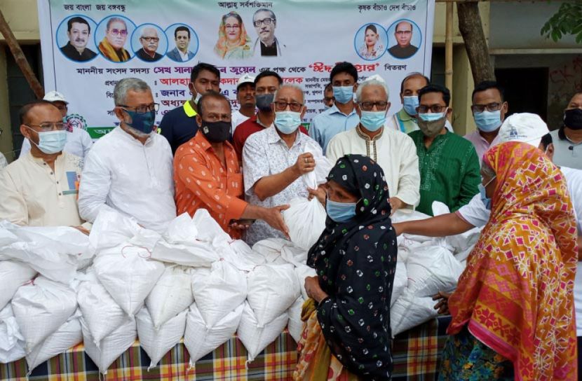 খুলনায় শ্রমজীবীদের মাঝে খাদ্যসামগ্রী বিতরণ
