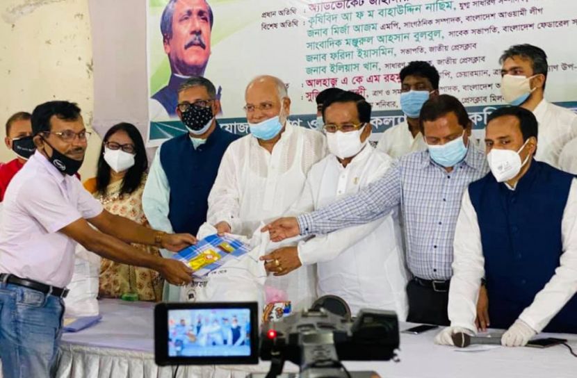 প্রেসক্লাব কর্মচারি ইউনিয়ন ও ডিআরইউর কর্মচারীদের  ঈদ সামগ্রী দিল আওয়ামী লীগ