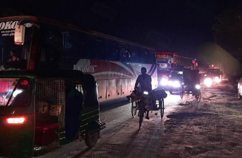 কে শোনে কার কথা...