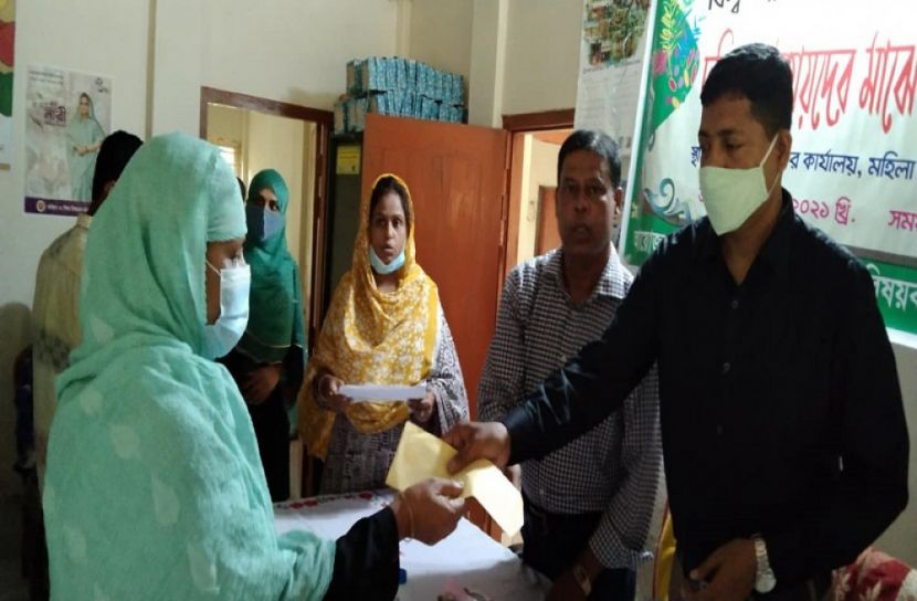 মা দিবসে মায়েদের মাঝে নগদ অর্থ বিতরণ