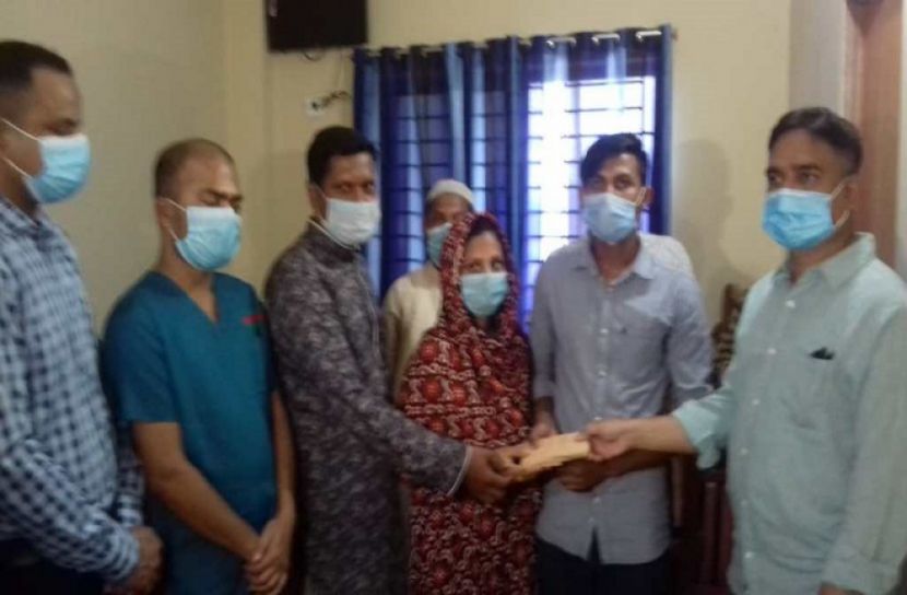জোড়া শিশুর পরিবারকে পুলিশ সুপারের অর্থ সহায়তা