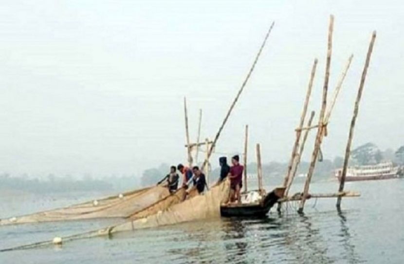 কাপ্তাই হ্রদের জেলেদের মাঝে খাদ্য বিতরণ