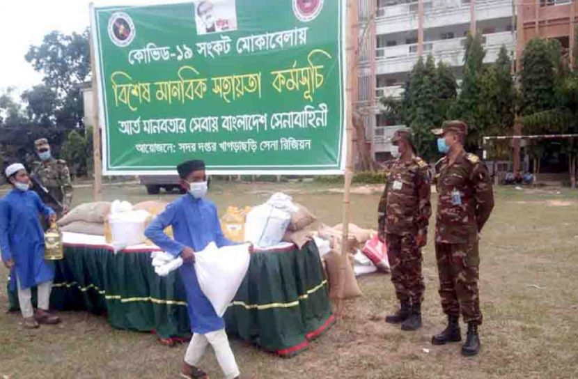 এতিম শিক্ষার্থীদের মাঝে সেনাবাহিনীর খাদ্যসামগ্রী বিতরণ