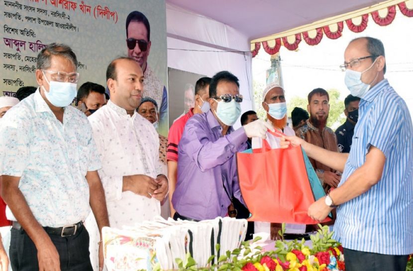  শিক্ষকদের মাঝে ঈদ উপহার বিতরণ