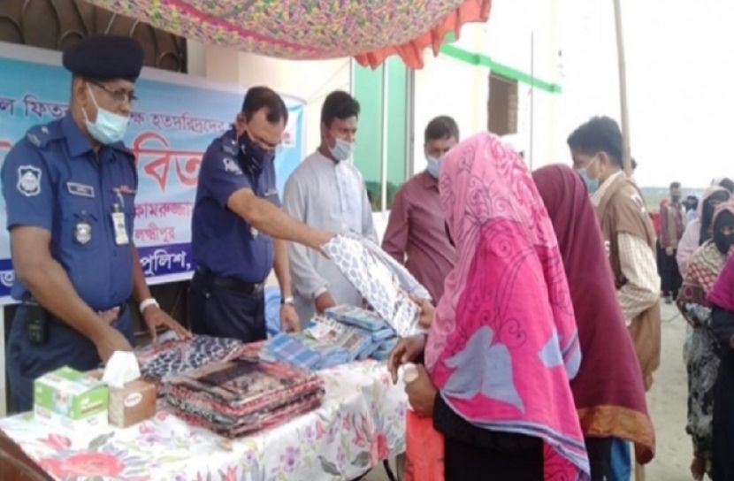 নদীভাঙা মানুষের পাশে পুলিশ সুপার 