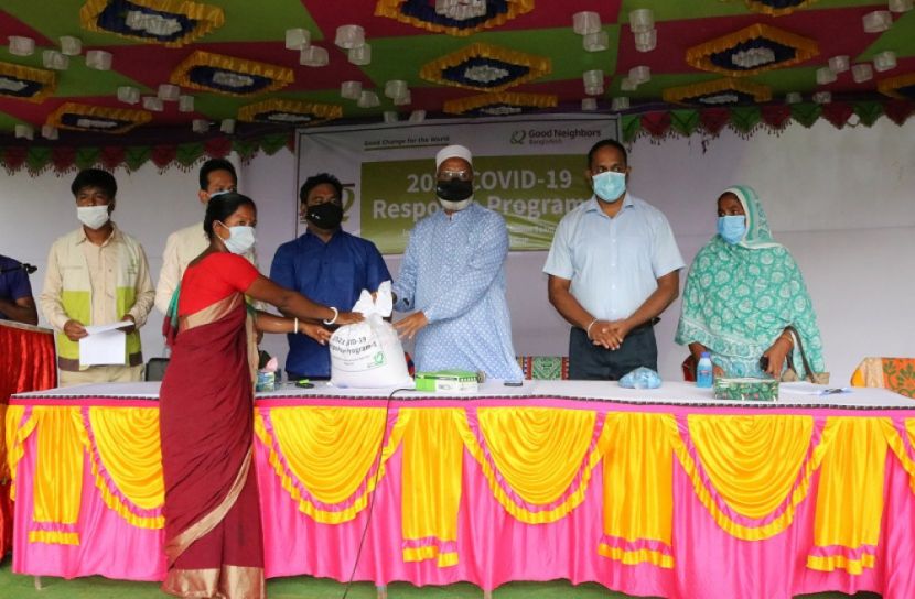 ঠাকুরগাঁও-পীরগঞ্জে হতদরিদ্র পরিবারে ত্রাণ বিতরণ