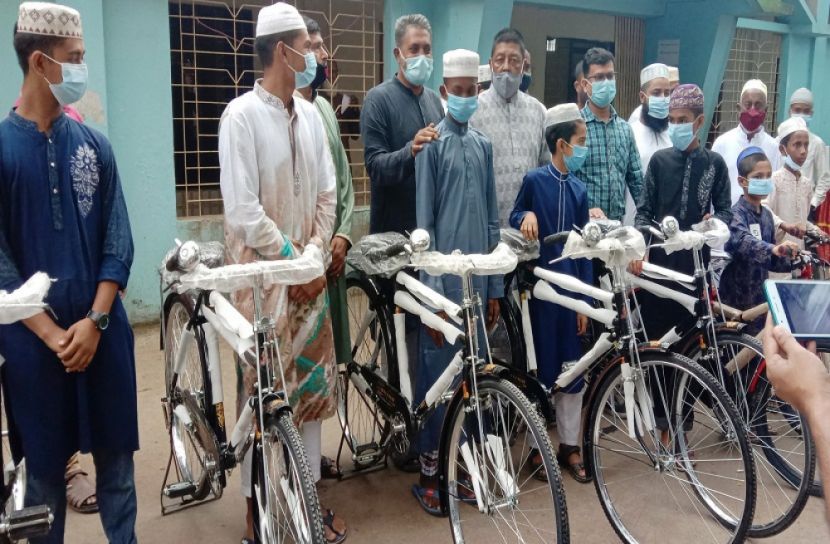জামাতে নামাজ পড়ে সাইকেল পেল ১২ কিশোর