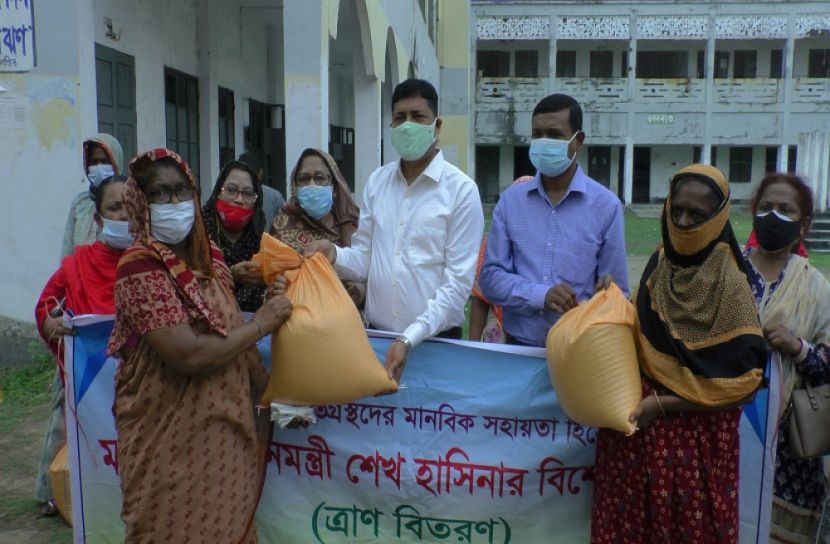 নড়াইলে ঈদ উপহার সামগ্রী বিতরণ