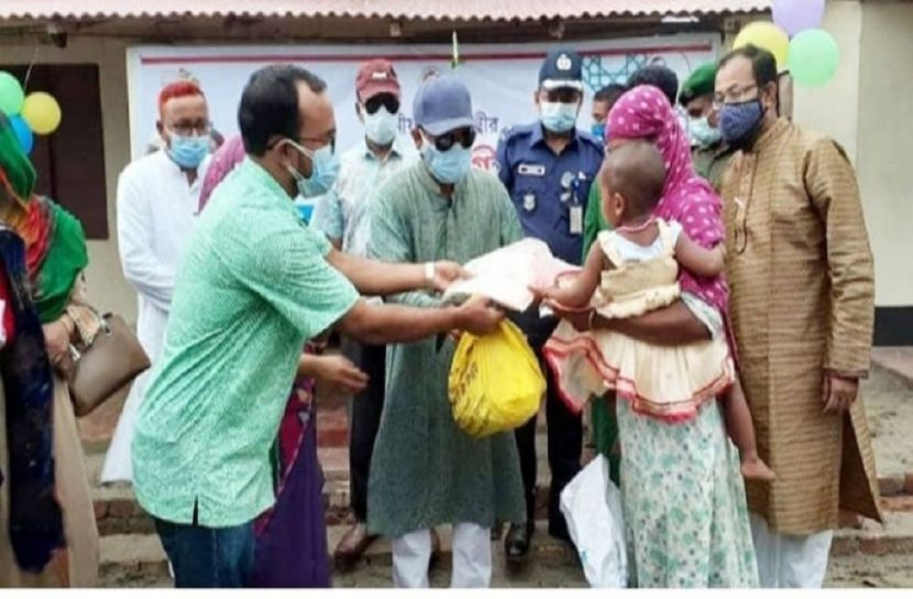 ঈদের নামাজ পড়েই বাড়ি বাড়ি  খাবার নিয়ে জেলা প্রশাসক