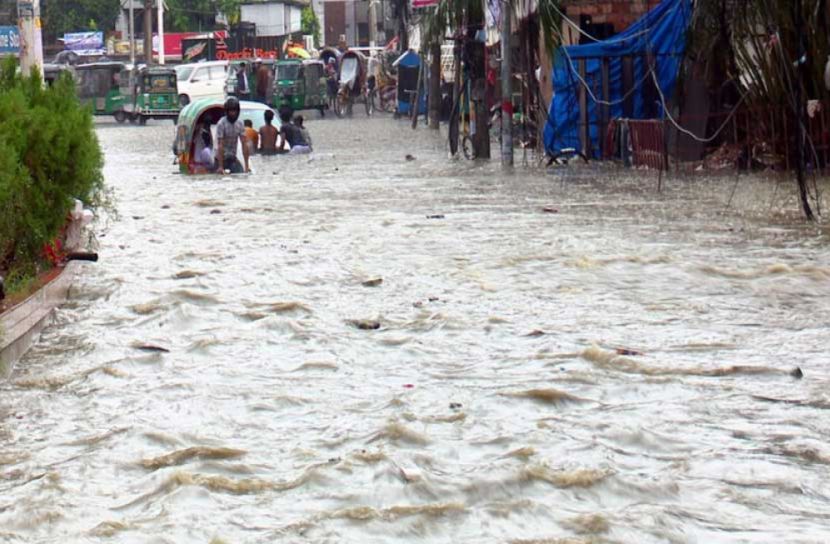 বৃষ্টিতে চট্টগ্রাম নগরজুড়ে জলাবদ্ধতা