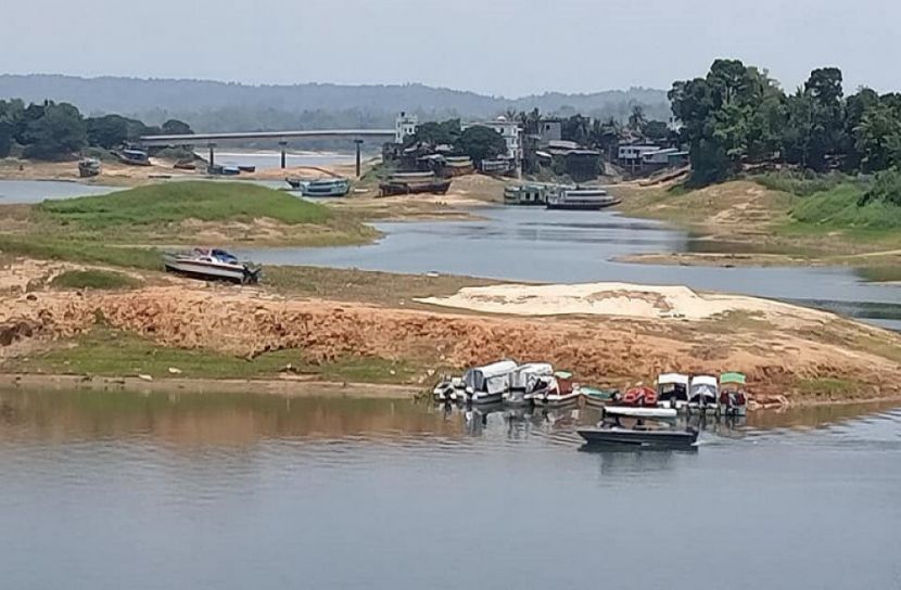 কাপ্তাই হ্রদের পানি কমে যাওয়ায় নৌ-যোগাযোগ বিচ্ছিন্ন