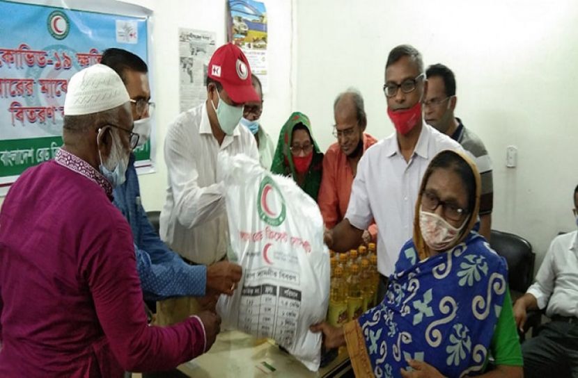 রেড ক্রিসেন্টের খাদ্য সামগ্রী বিতরণ