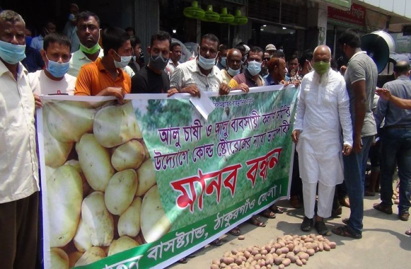 ঠাকুরগাঁওয়ে ভাড়া বৃদ্ধির প্রতিবাদে মানববন্ধন