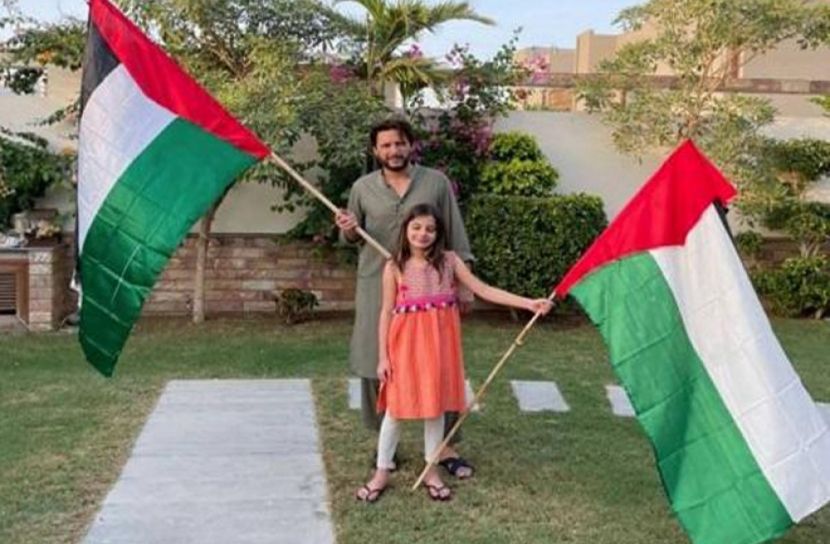 পতাকা উড়িয়ে ফিলিস্তিনি শিশুদের পাশে আফ্রিদি