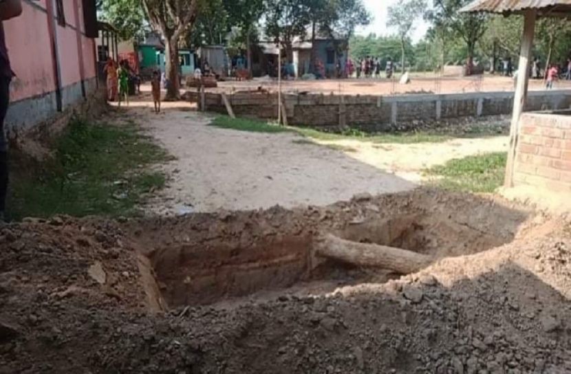সড়কে বসত বাড়ি নির্মাণ, দুভোর্গে এলাকাবাসী 
