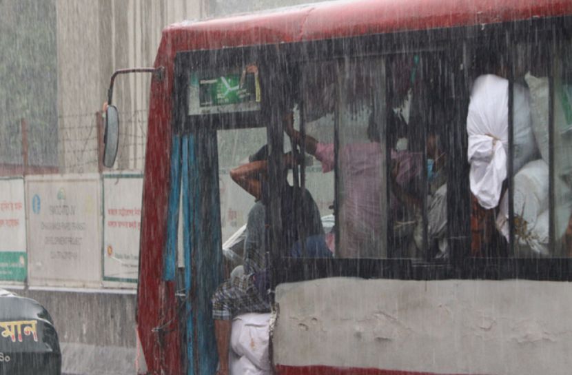 বৃষ্টি সহসা থামছে না  