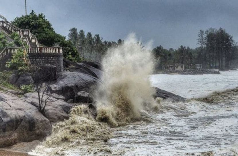 দুপুর নাগাদ উপকূল অতিক্রম করবে ‘ইয়াস’ 