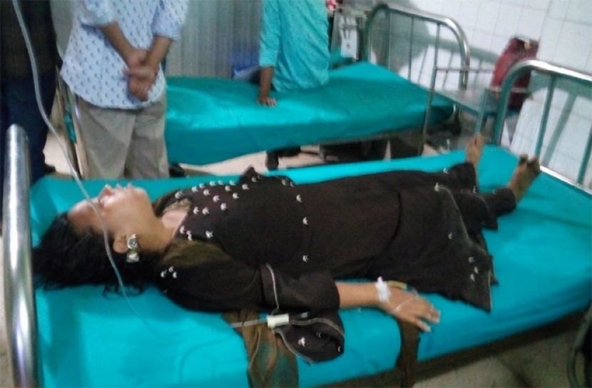 পুরান ঢাকার রাস্তায় অচেতন নারী
