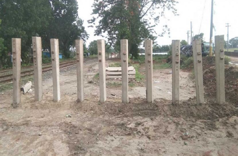 মন্দির-শ্মশানে যাওয়ার রাস্তা বন্ধ 
