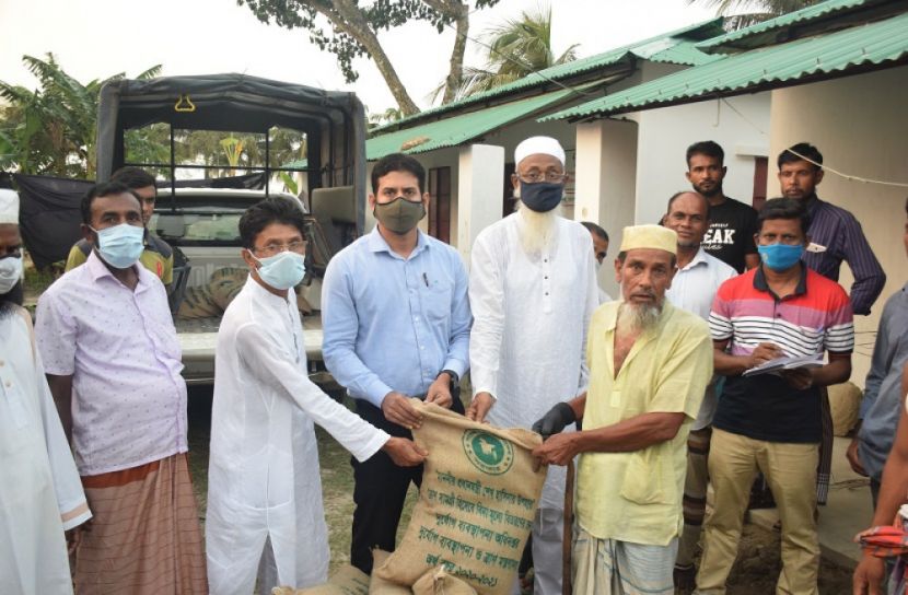ভোলায় প্রধানমন্ত্রীর ত্রাণ উপহার বিতরণ 