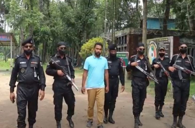 সন্ত্রাসী মুরগি সোহেল বিপুল অস্ত্রসহ গ্রেপ্তার